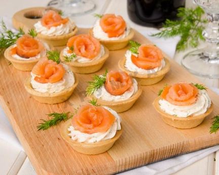 Тарталетки с семгой и сыром