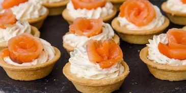 тарталетки с семгой и сыром