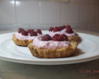 Тарталетки с творожной начинкой и малиной