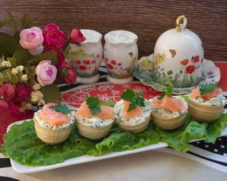 Тарталетки с творожным сыром и семгой