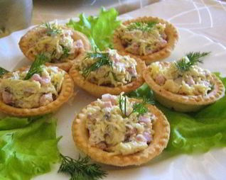 Тарталетки с ветчиной и помидорами