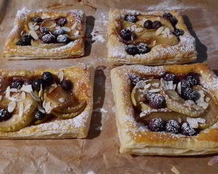 Тарталетки с яблоками и голубикой