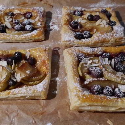 Тарталетки с яблоками и голубикой