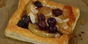 тарталетки с яблоками и голубикой