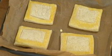 тарталетки с яблоками и голубикой