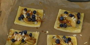 тарталетки с яблоками и голубикой