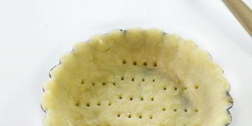 тарталетки с заварным кремом и клубникой