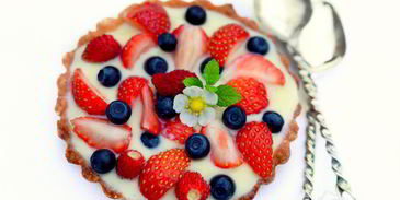 тарталетки с заварным кремом и клубникой