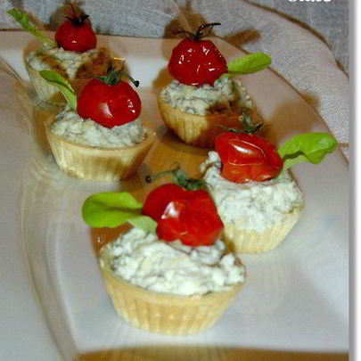 Закусочные тарталетки с рокфором и помидорами черри
