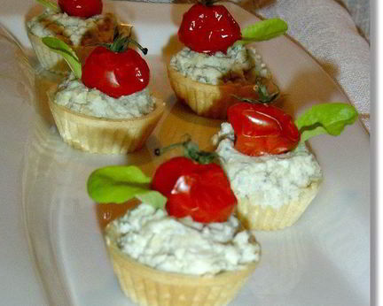 Закусочные тарталетки с рокфором и помидорами черри