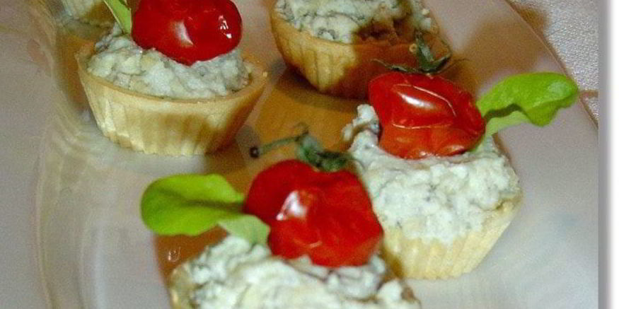 Рецепт закусочных тарталеток с рокфором и помидорами черри