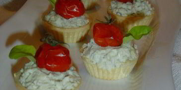 закусочные тарталетки с рокфором и помидорами черри