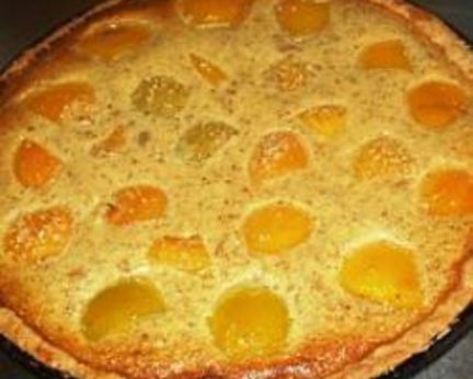 Французский миндальный тарт с консервированными персиками