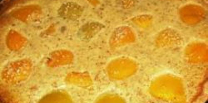 Рецепт французского миндального тарта с консервированными персиками