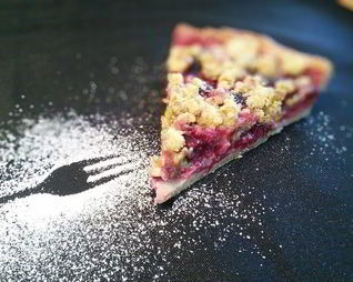 Сливовый тарт с фисташковым штрейзелем