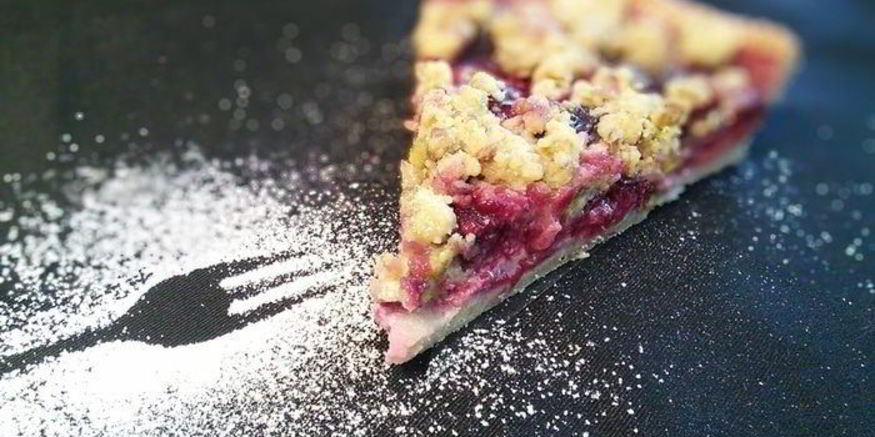 Рецепт сливового тарта с фисташковым штрейзелем