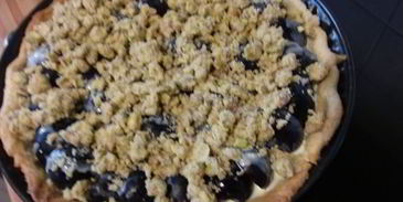 сливовый тарт с фисташковым штрейзелем