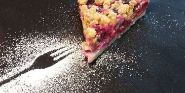 сливовый тарт с фисташковым штрейзелем