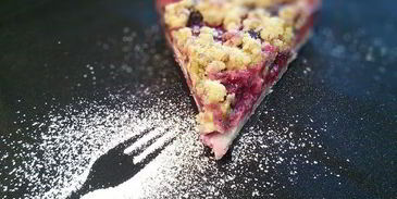 сливовый тарт с фисташковым штрейзелем