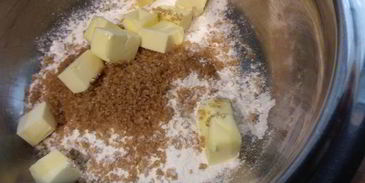 сливовый тарт с фисташковым штрейзелем