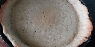 сливовый тарт с фисташковым штрейзелем