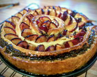 Сливовый тарт с маковой начинкой