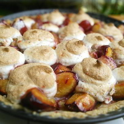 Сливовый тарт с ореховым безе