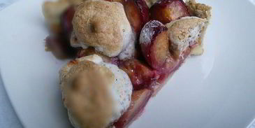 сливовый тарт с ореховым безе