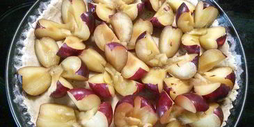 сливовый тарт с ореховым безе