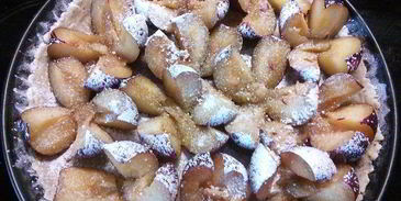 сливовый тарт с ореховым безе