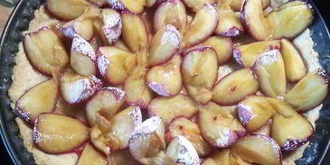 сливовый тарт с ореховым безе