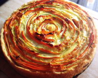 Слоеный тарт с морковью и цукини под сливочным соусом