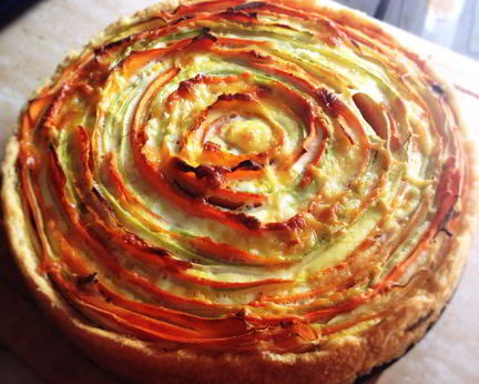 Слоеный тарт с морковью и цукини под сливочным соусом