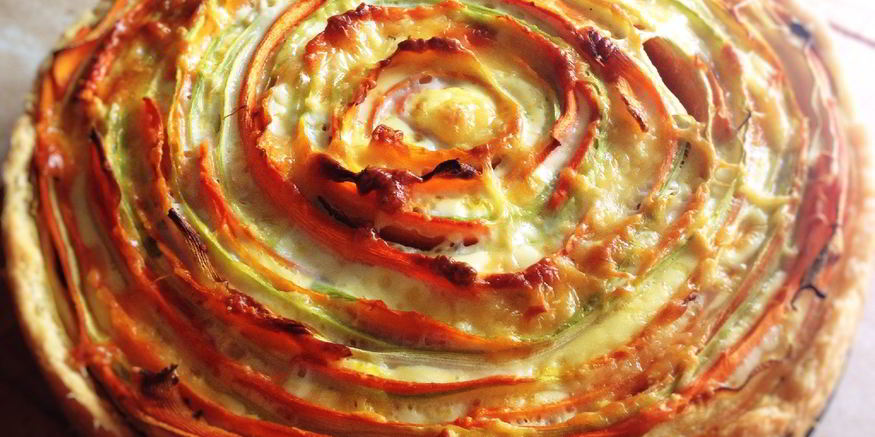 Рецепт слоеного тарта с морковью и цукини под сливочным соусом