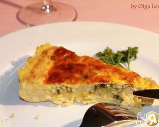 Тарт из поленты с луком пореем