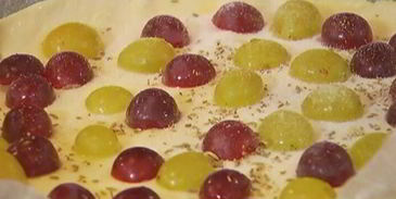 тарт из слоеного теста с сахарным виноградом