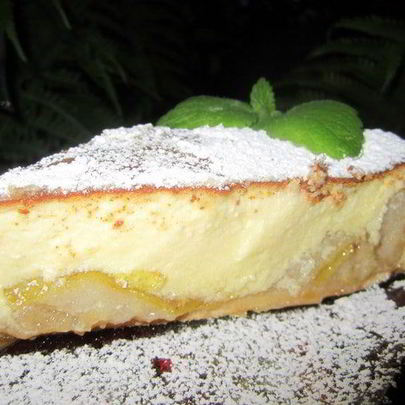 Тарт с карамелизированными фруктами и творожным пудингом