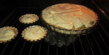 тарт с карамелизированными фруктами и творожным пудингом