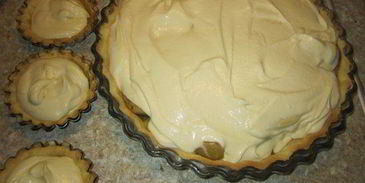 тарт с карамелизированными фруктами и творожным пудингом