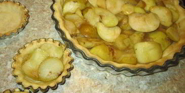 тарт с карамелизированными фруктами и творожным пудингом