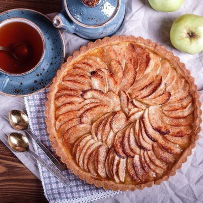 Тарт с карамелизованными яблоками
