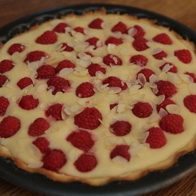 Тарт с малиной и миндалем