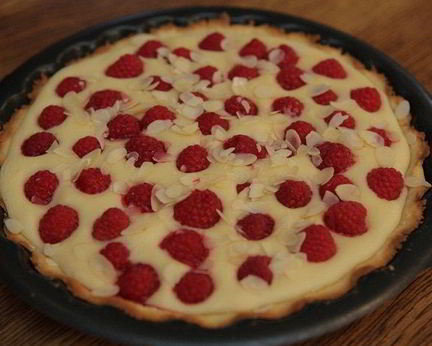 Тарт с малиной и миндалем