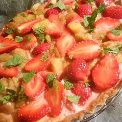 Тарт с маскарпоне, ревенем и клубникой