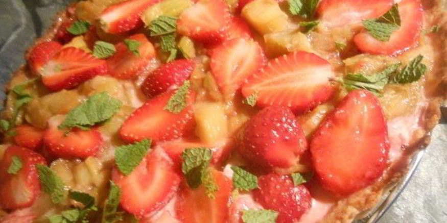 Рецепт тарта с маскарпоне, ревенем и клубникой