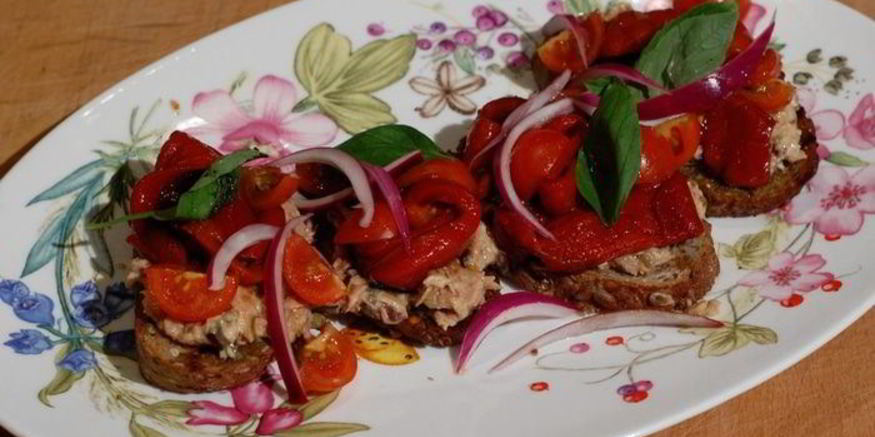 Рецепт тартина с запеченным сладким перцем и тунцом