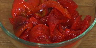 тартин с запеченным сладким перцем и тунцом