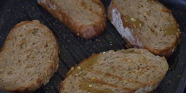 тартин с запеченным сладким перцем и тунцом