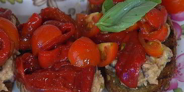 тартин с запеченным сладким перцем и тунцом