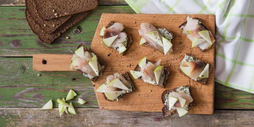 Рецепт тартинок со скумбрией и яблоком